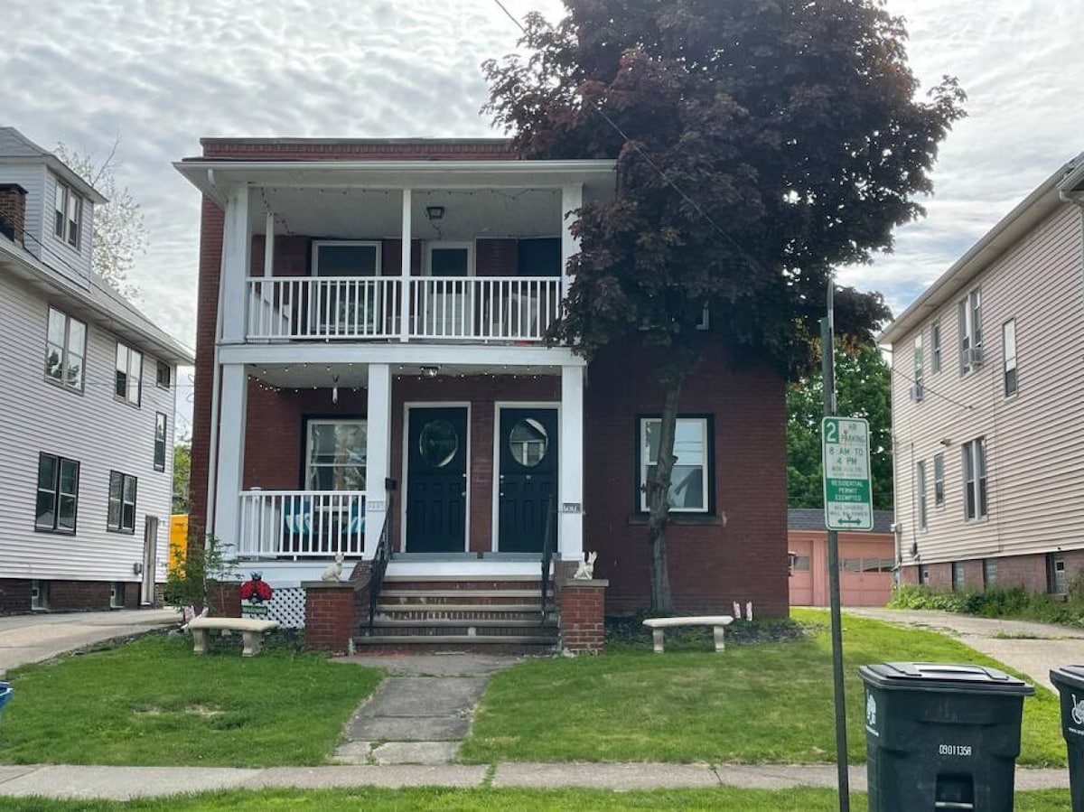 Huge 2nd Floor*No Cleaning Fee! Walk to Park/Shops