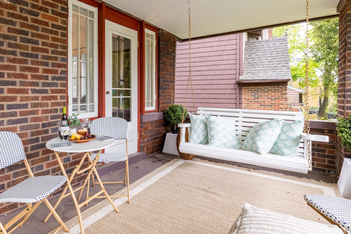 Huge Family-Friendly Suite w/ Crib & Rocking Chair