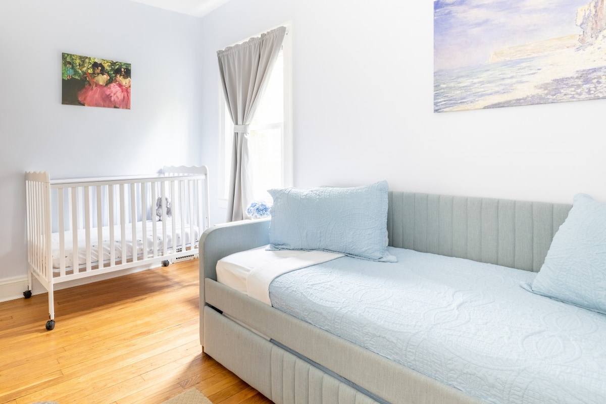 Huge Family-Friendly Suite w/ Crib & Rocking Chair