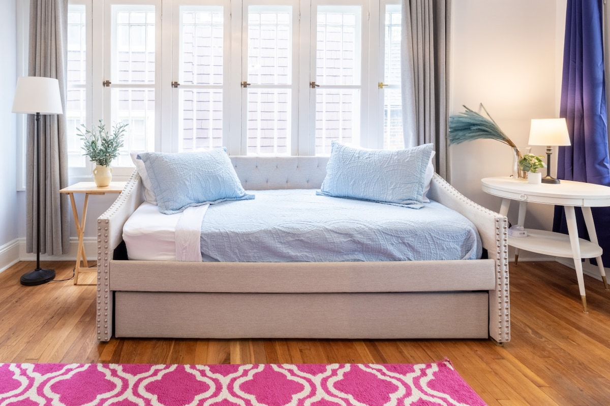 Huge Family-Friendly Suite w/ Crib & Rocking Chair