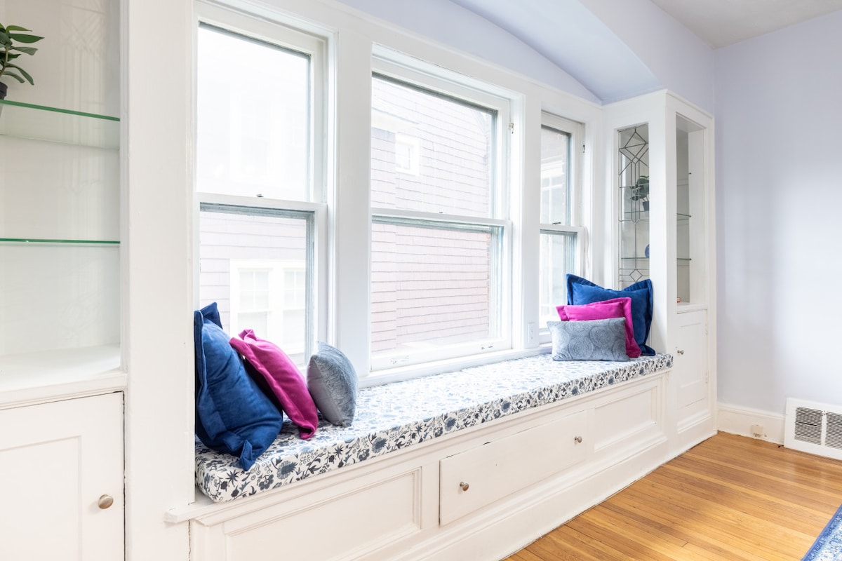 Huge Family-Friendly Suite w/ Crib & Rocking Chair
