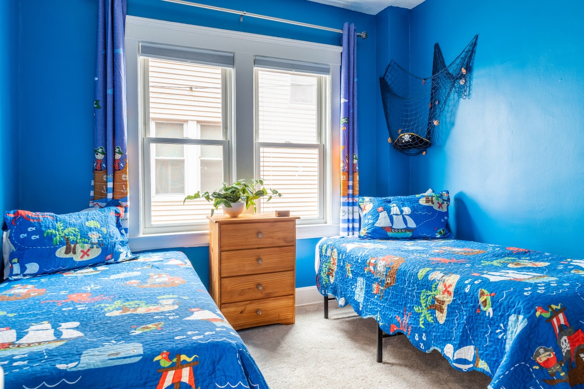 King bed*Crib*Play Area*Walk to Park & Restaurants