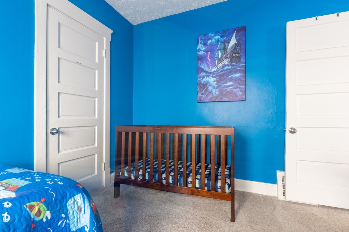 King bed*Crib*Play Area*Walk to Park & Restaurants