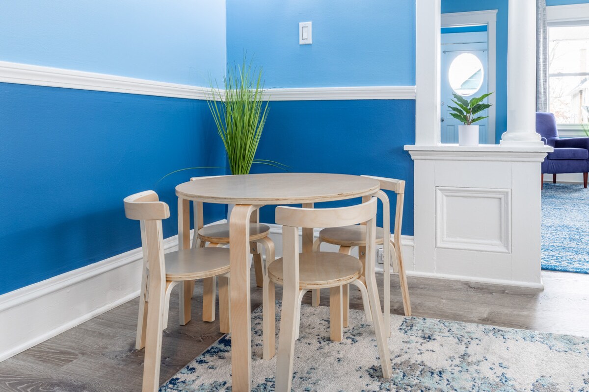 King bed*Crib*Play Area*Walk to Park & Restaurants