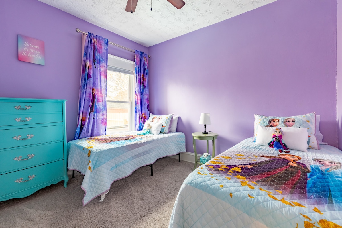 King bed*Crib*Play Area*Walk to Park & Restaurants