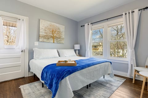 KingBed. Free Laundry. 10min to Cleveland Clinic