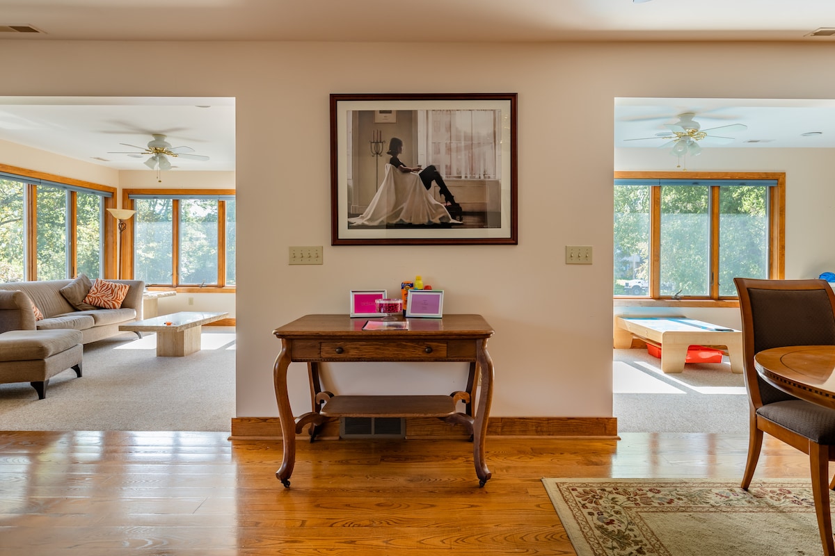Lovely Lakefront Home 3Bd+Crib 8 min to Downtn