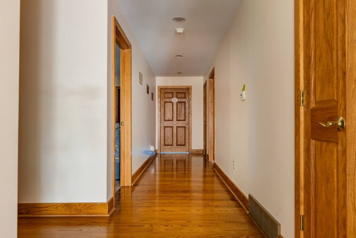 Lovely Lakefront Home 3Bd+Crib 8 min to Downtn