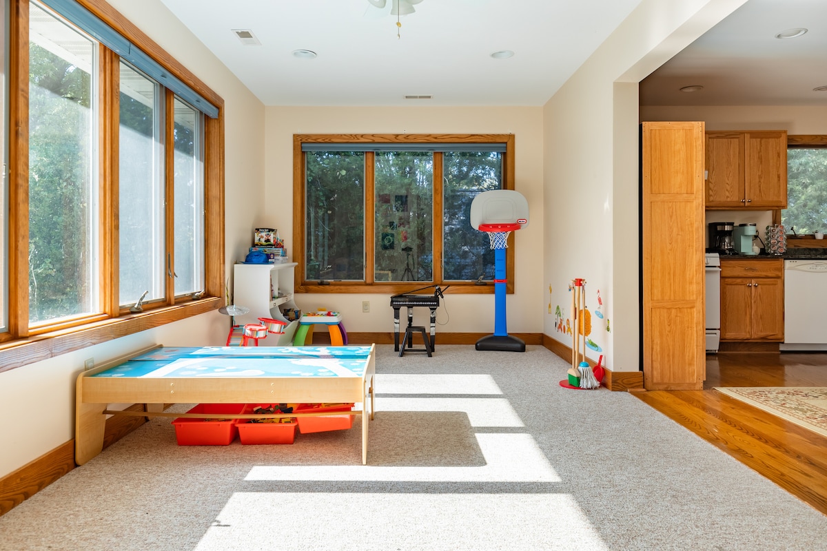 Lovely Lakefront Home 3Bd+Crib 8 min to Downtn