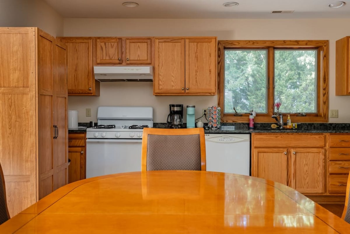 Lovely Lakefront Home 3Bd+Crib 8 min to Downtn