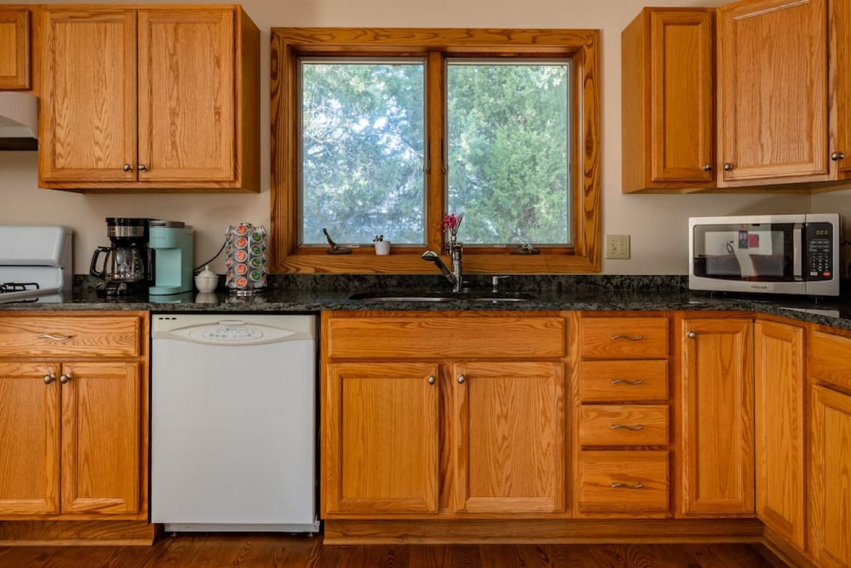 Lovely Lakefront Home 3Bd+Crib 8 min to Downtn