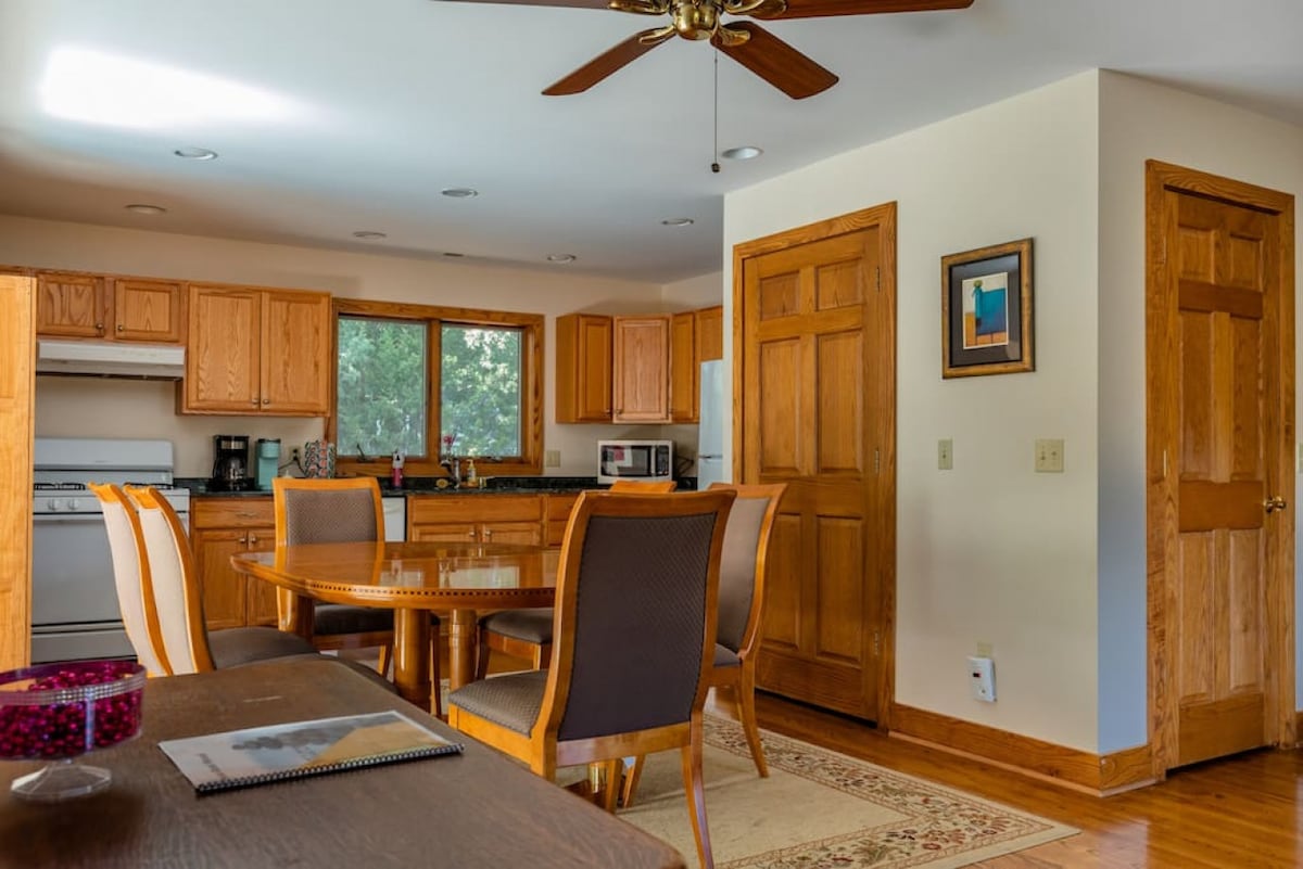 Lovely Lakefront Home 3Bd+Crib 8 min to Downtn