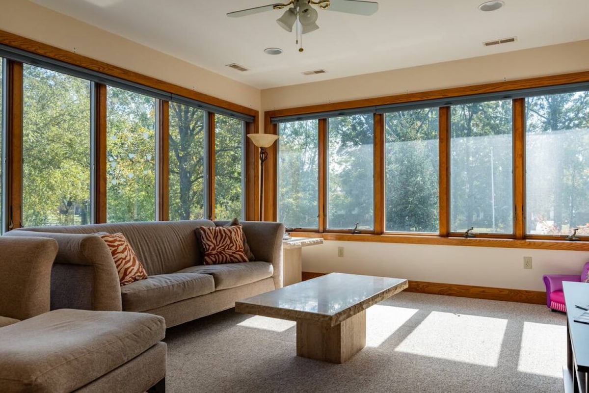 Lovely Lakefront Home 3Bd+Crib 8 min to Downtn