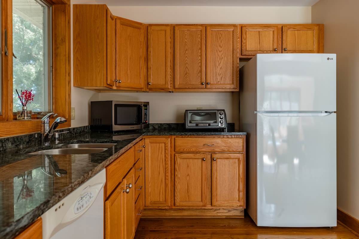 Lovely Lakefront Home 3Bd+Crib 8 min to Downtn