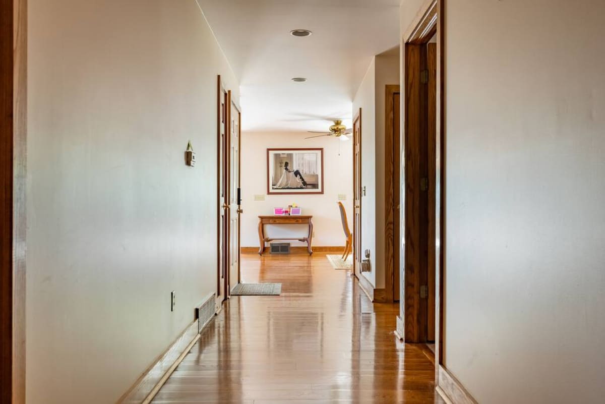 Lovely Lakefront Home 3Bd+Crib 8 min to Downtn