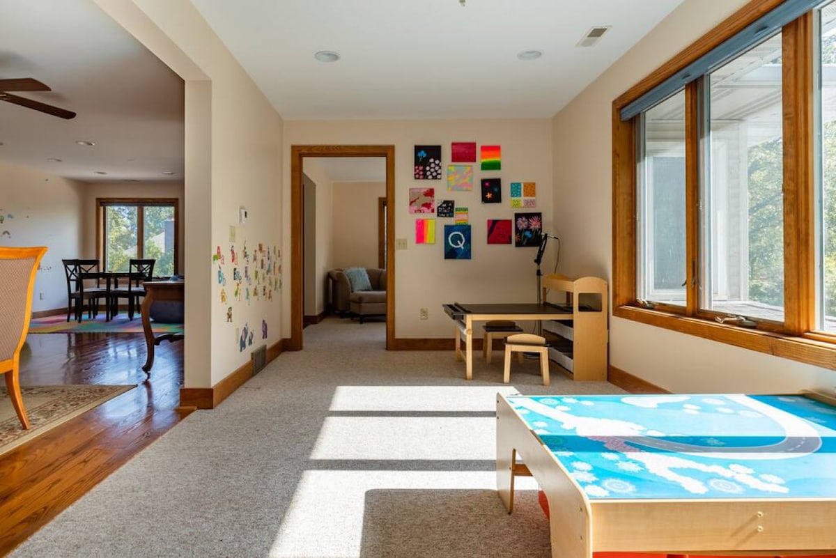Lovely Lakefront Home 3Bd+Crib 8 min to Downtn