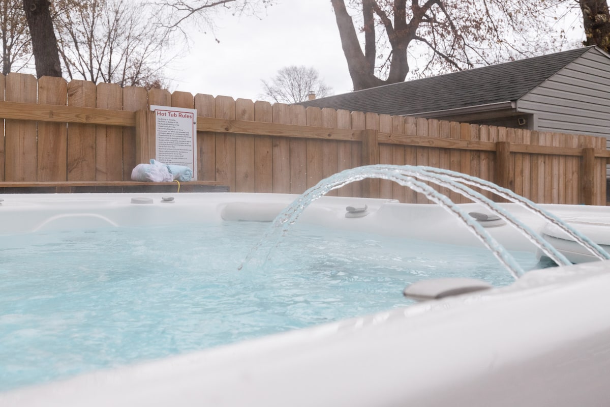 New Hot Tub! Family Friendly Gem 10min to City