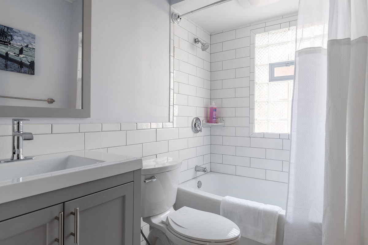 New Hot Tub! Family Friendly Gem 10min to City
