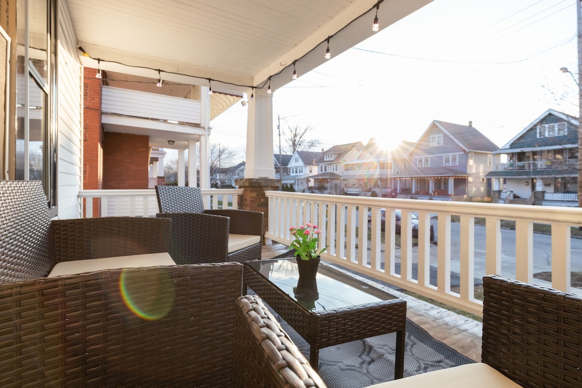 New Hot Tub! Family Friendly Gem 10min to City