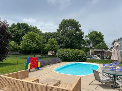 Pool*KingBed*GasFirePit*WaffleBar*S’MoresBar&More!
