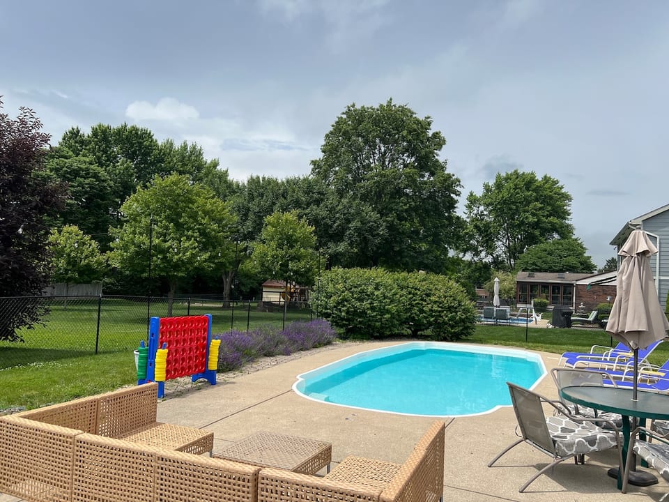 Pool*KingBed*GasFirePit*WaffleBar*S’MoresBar&More! - Indianapolis
