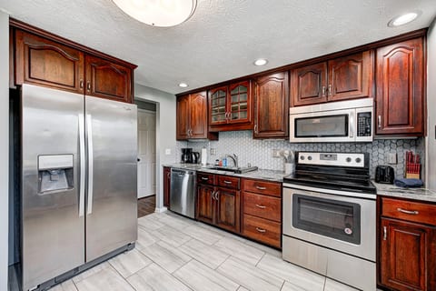 Pool*KingBed*GasFirePit*WaffleBar*S’MoresBar&More!