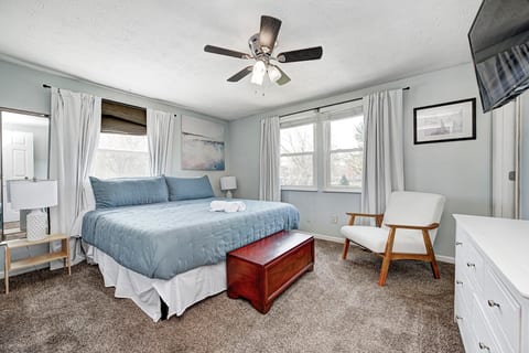 Pool*KingBed*GasFirePit*WaffleBar*S’MoresBar&More!