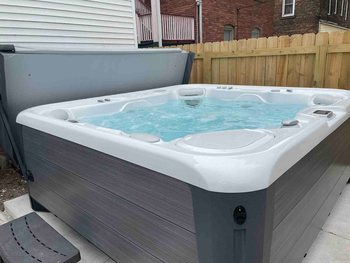 Serene King Bed Suite w Hot Tub *No Cleaning Fee!