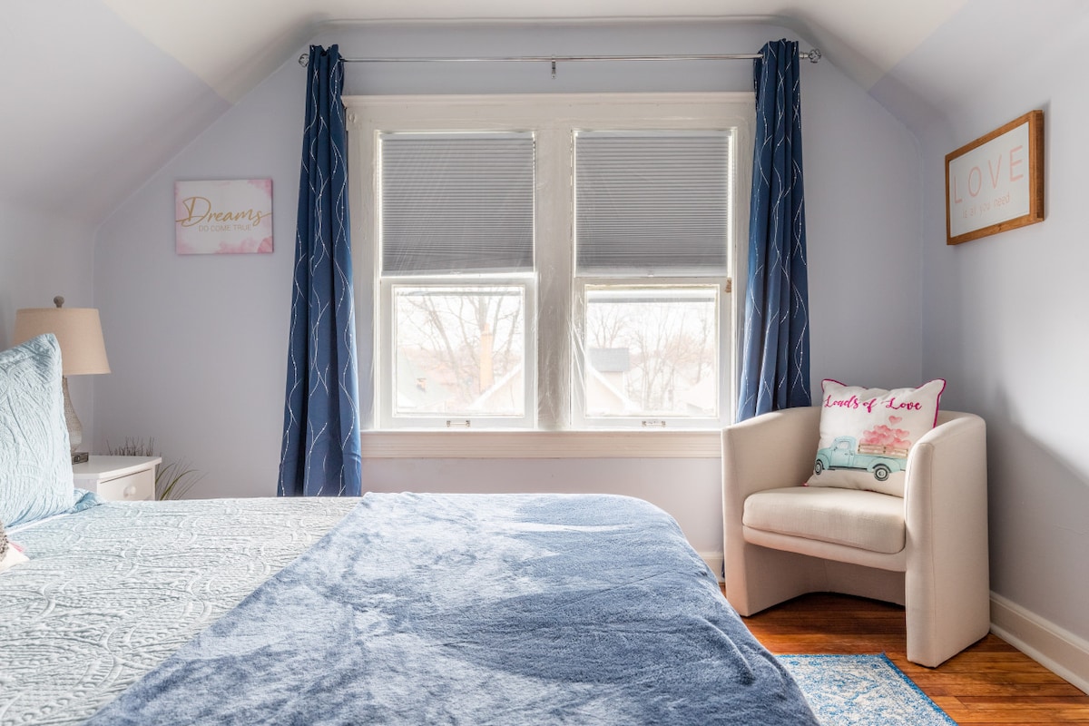 Serene King Bed Suite w Hot Tub *No Cleaning Fee!