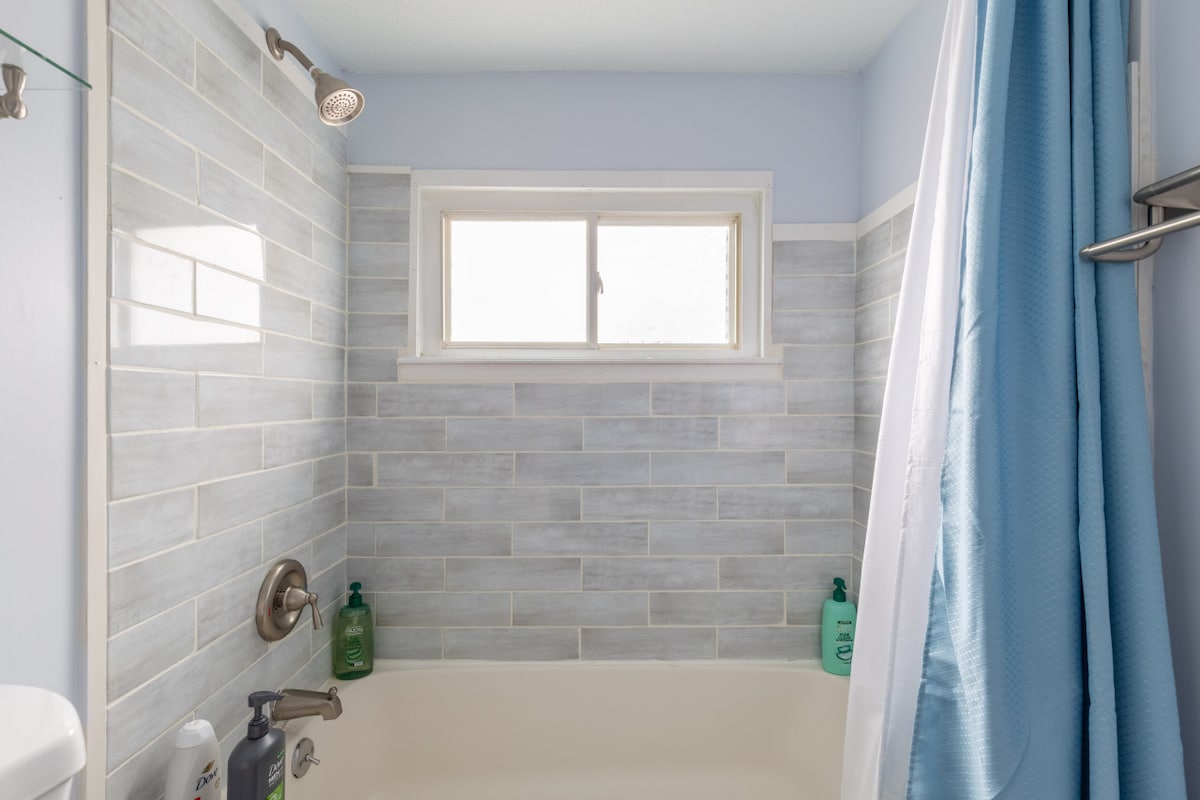 Serene King Bed Suite w Hot Tub *No Cleaning Fee!