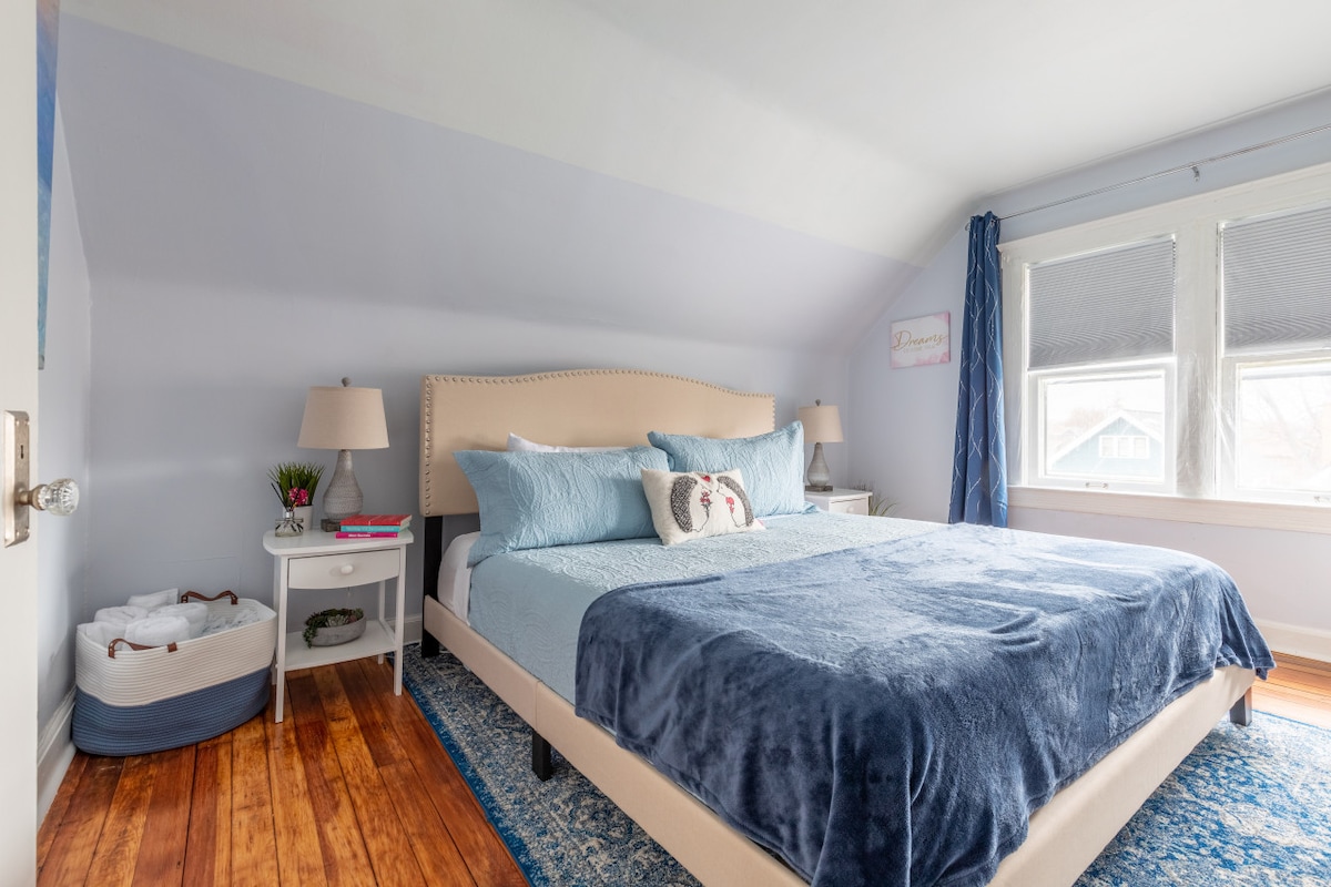 Serene King Bed Suite w Hot Tub *No Cleaning Fee!