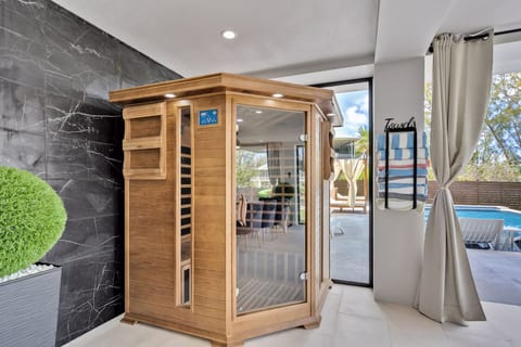 Waterfront Luxe Pool, Hot Tub, Theater, Games and More!
