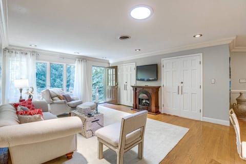 Decked-Out Sanctuary Near Loch Raven & Baltimore