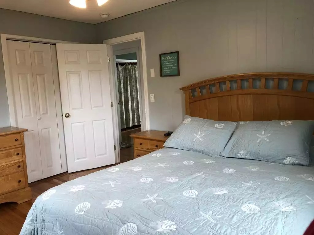 Queen sized bed, ceiling fan, 2 dressers (blankets and pillows provided) - Get a 'wave' from it all! - Narragansett