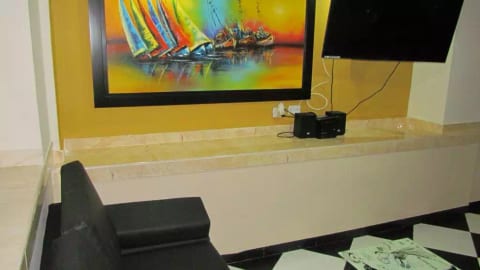 1 bedroom AC 1 block from Park Poblado Security