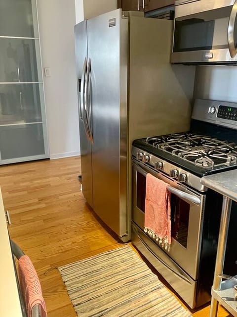 Beautiful Brooklyn One-Bedroom with City Views