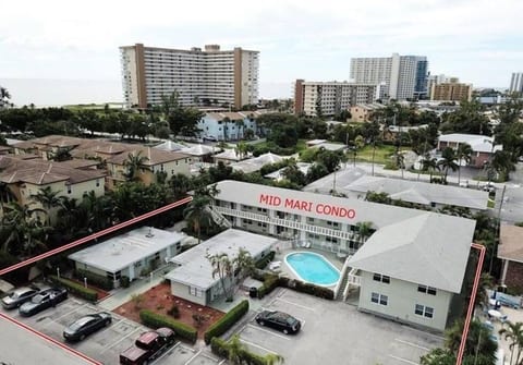 Welcome to the Mid Mari, only 22 units...a fabulous small community condo!