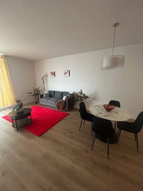 Huge 2 Bdrm Condo - w/ Gym, Pool