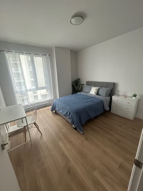 Huge 2 Bdrm Condo - w/ Gym, Pool