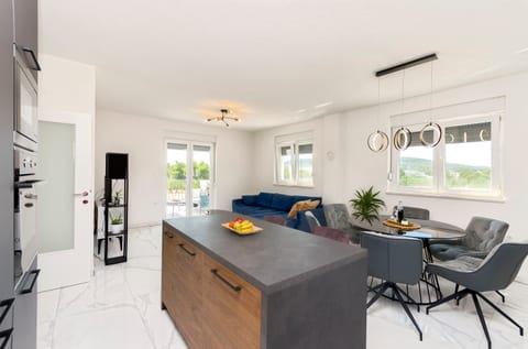 Apartments Sunny - Unit 377711-13