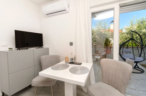 Apartments Sunny - Unit 377710-13