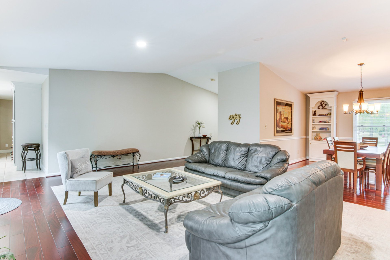 pet-friendly-*-gated-parking-+-outdoor-space/