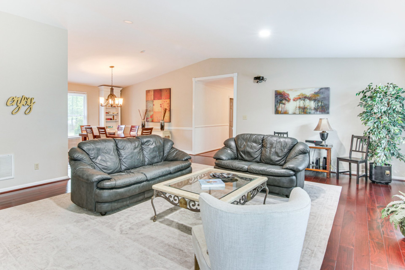 pet-friendly-*-gated-parking-+-outdoor-space/