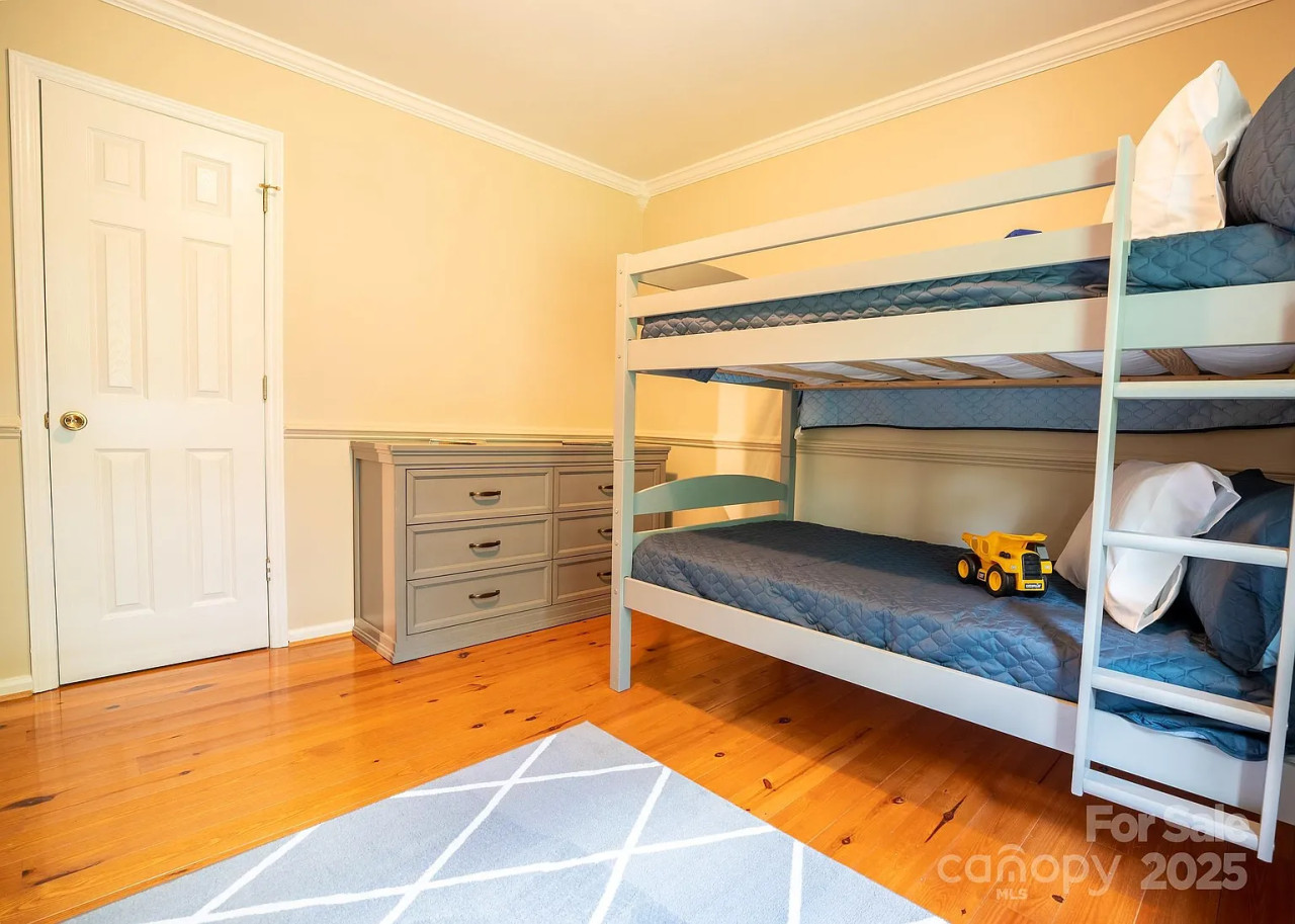 pet-friendly-*-gated-parking-+-outdoor-space/