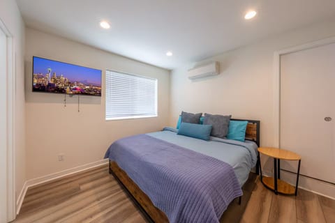🛌🏻 Bedroom 1: King bed (3rd floor) ✔️ Ensuite bathroom w/tub