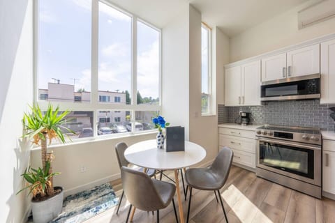 Near Downtown • Rooftop Firepit, King Bed + Parking
