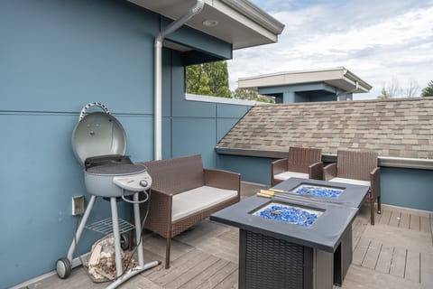 Near Downtown • Rooftop Firepit, King Bed + Parking