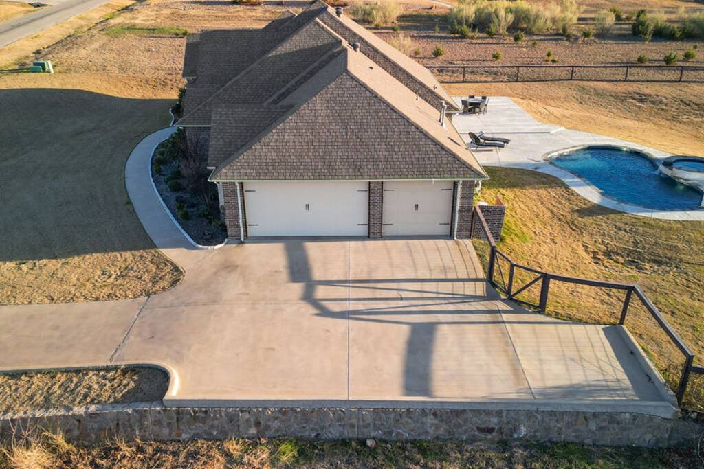 Garage parking  - Luxe Retreat: Pool, Hot Tub, Jacuzzi, EV Charger - Granbury
