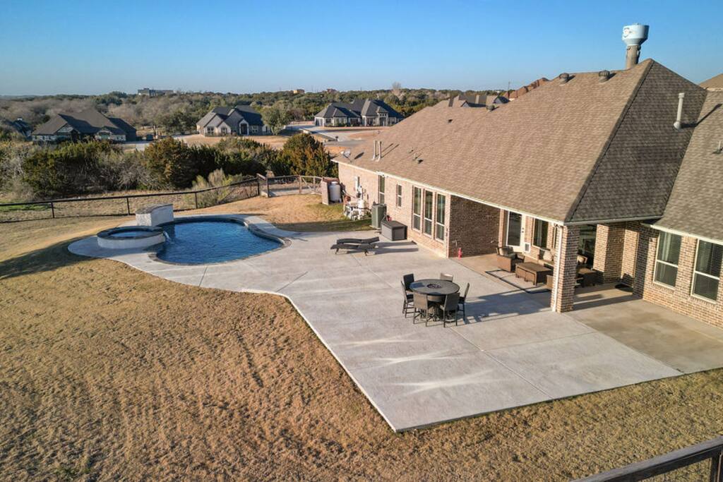 Our saltwater pool is an oasis of calm, offering a refreshing escape and moments of leisure beneath the open sky - Luxe Retreat: Pool, Hot Tub, Jacuzzi, EV Charger - Granbury