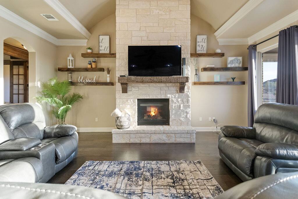 Luxe Retreat: Pool, Hot Tub, Jacuzzi, EV Charger